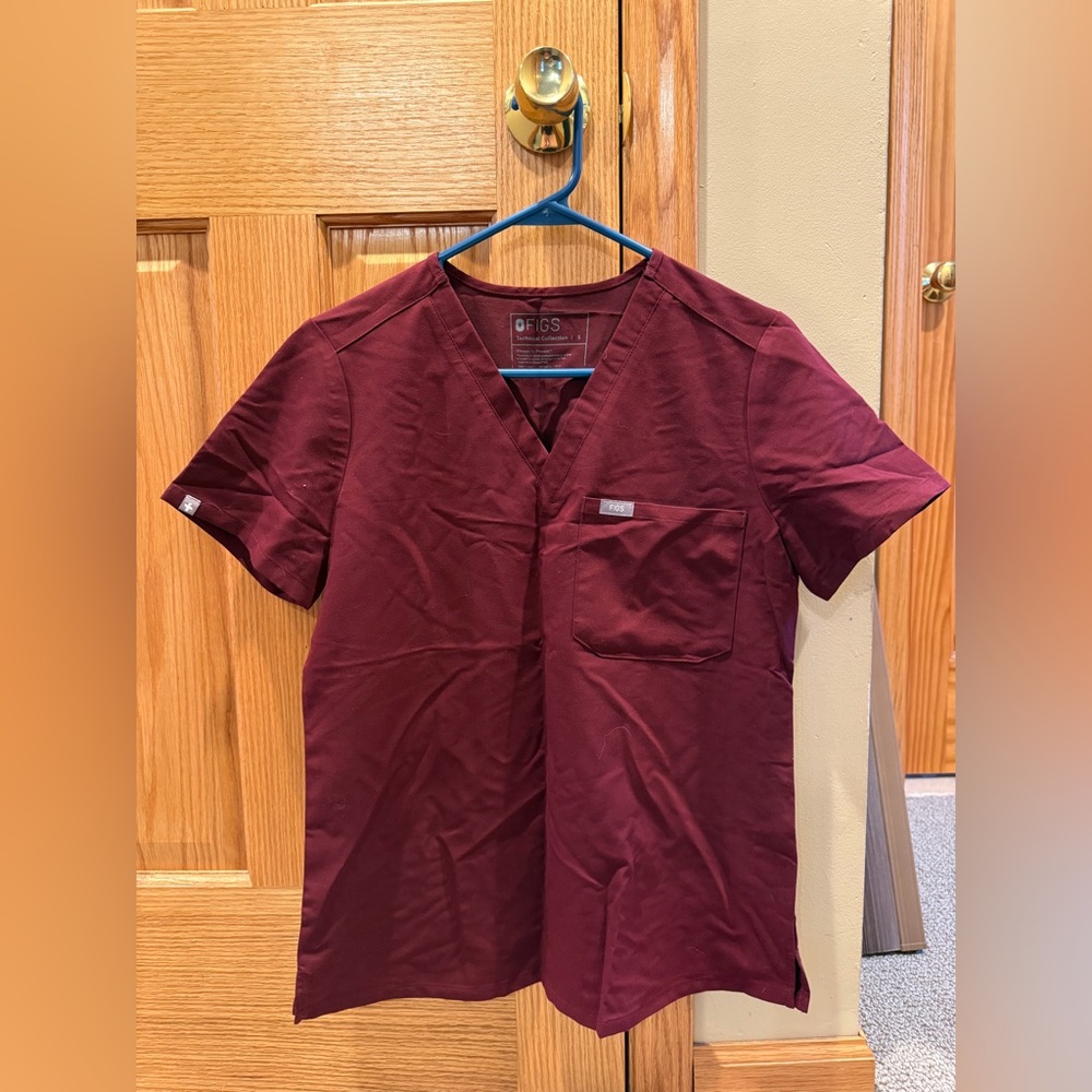 Figs women’s scrubs set Burgundy.